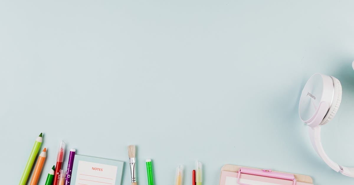 Alte Frau, möglicherweise eine Lehrerin, hilft einem Kind mit der Hausaufgabe.