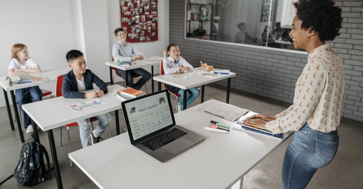 Oudere vrouw, mogelijk een lerares, helpt een kind met huiswerk