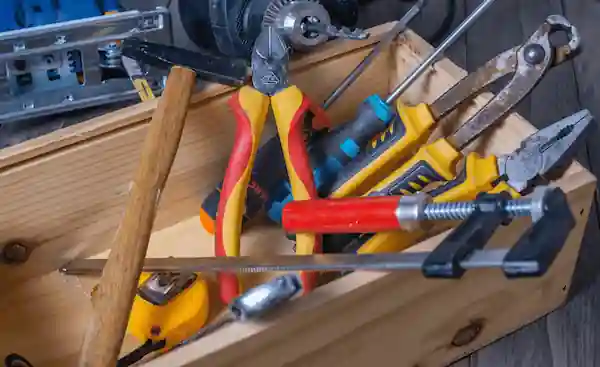 Image d'une boîte à outils pour les bricoleurs, prête à être utilisée pour différentes tâches.